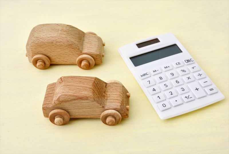 木の車と電卓